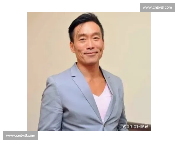 司徒浩南重出江湖!郑浩南香港街头再现经典造型,网友:青春回来了 司徒浩南重出江湖!郑浩南香港街头再现经典造型,网友:青春回来了